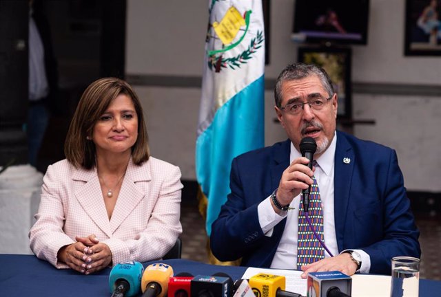 Archivo - El presidente electo guatemalteco Bernardo Arévalo y la vicepresidenta electa Karin Herrera