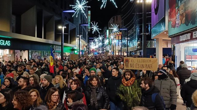 Manifestantes en la avenida Meritxell este viernes