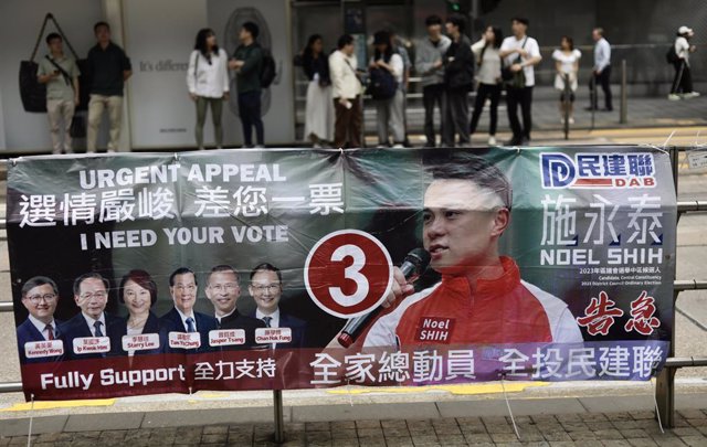 Pancarta electoral de partits pro-Pequín a Hong Kong 