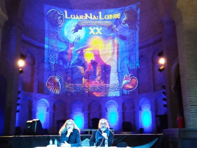 Bieito Romero y Xabier Ferreiro, integrantes de Luar Na Lubre, en la rueda de prensa que han ofrecido en el Círculo de Arte de Toledo para presentar el librodisco 'Luar Na Lubre XX. Encrucillada'.
