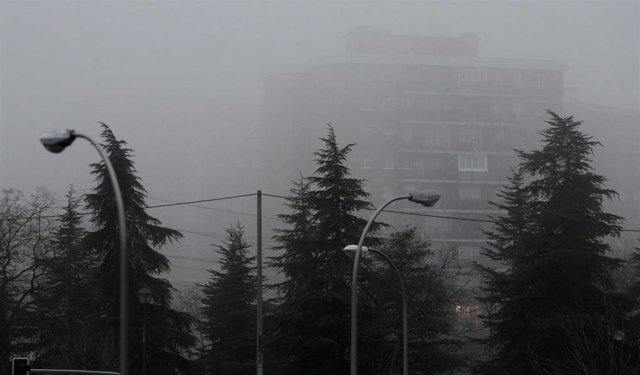 Archivo - Imagen de recurso de niebla en Madrid