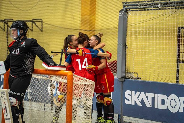 Varias jugadoras de la selección española celebran un gol en el Campeonato de Europa de hockey sobre patines.