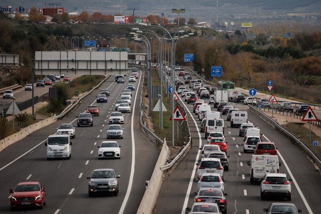 Diversos cotxes circulen per una autovia