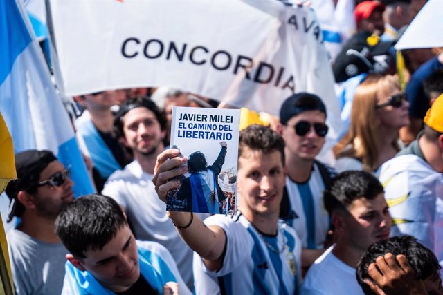 Simpatitzants es concentren per celebrar la presa de possessió de Javier Milei com a President electe, a Buenos Aires, l'Argentina