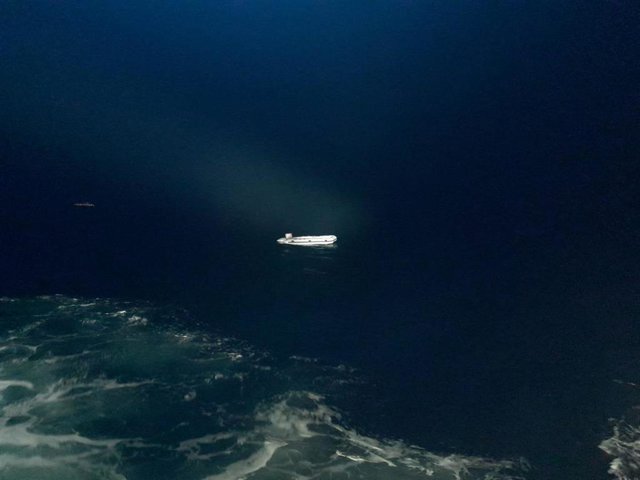 Embarcación neumática rescatada este lunes en aguas de Almería, en Punta Polacra.