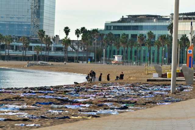 Acto de Open Arms en la playa de la Barceloneta para denunciar las muertes en el Mediterráneo