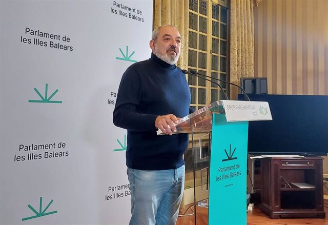 El portavoz parlamentario adjunto de Vox, Sergio Rodríguez, en rueda de prensa.