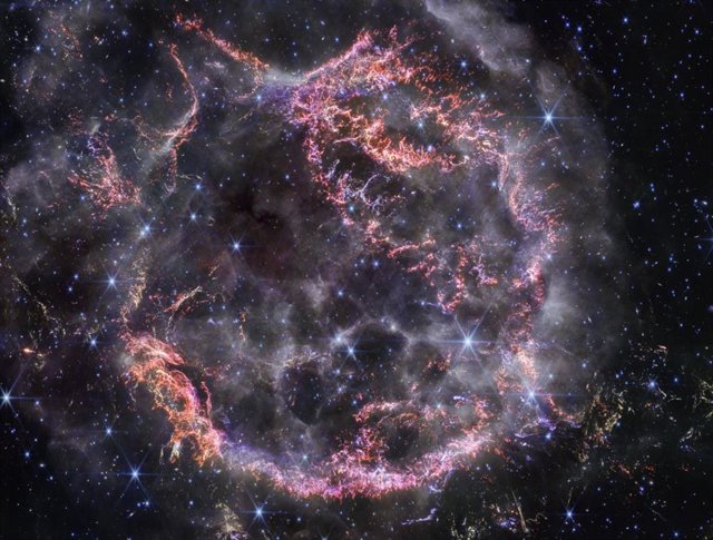 La nueva visión de Casiopea A (Cas A) del Telescopio Espacial James Webb en luz infrarroja cercana está dando a los astrónomos pistas sobre los procesos dinámicos que ocurren dentro del remanente de supernova.