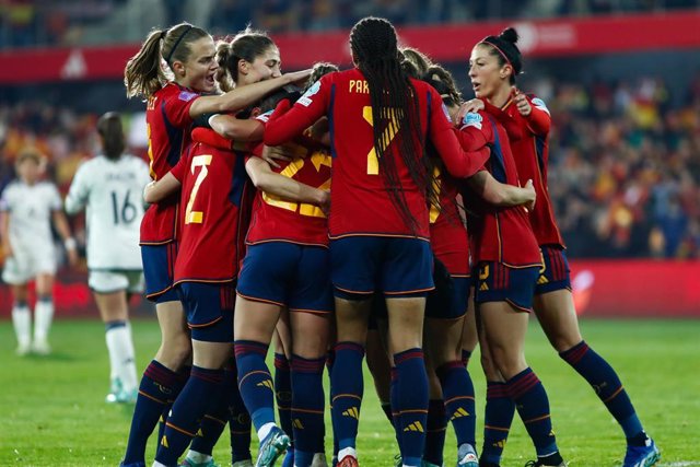 Jugadoras de la selección española ante Italia.
