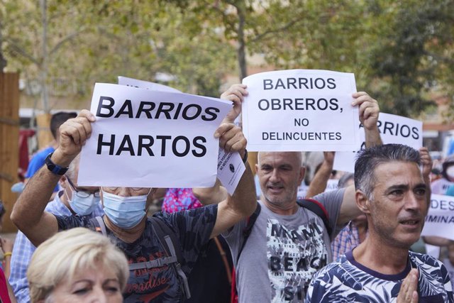 Archivo - Numerosos vecinos durante la protesta del colectivo Barrios Hartos protesta frente a la sede de Endesa, a 4 de agosto de 2022 en Sevilla (Andalucía, España)