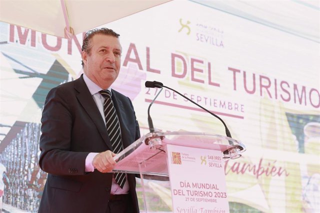 Archivo - El presidente de la Diputación, Javier Fernández, durante su intervención en la presentación de la campaña de promoción turística 'Sevilla también'. A 27 de septiembre de 2023, en Sevilla (Andalucía, España). 
