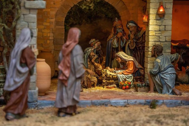 Las figuras que componen el nacimiento del belén durante la presentación de la campaña de Navidad y del belén de la Diputación de Valencia