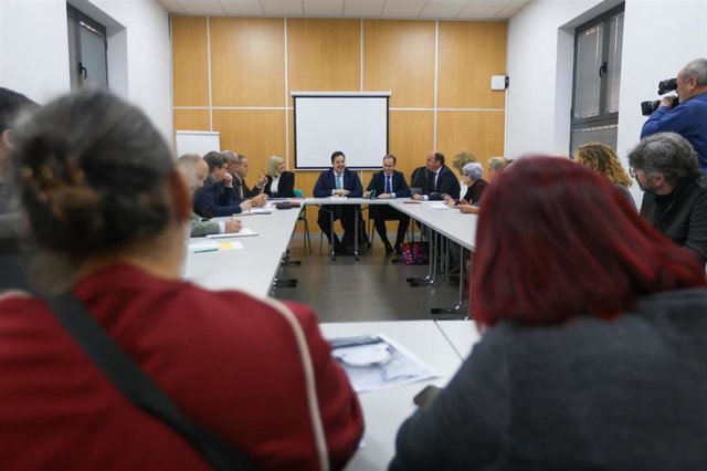 Reunión de la mesa de trabajo para solucionar los cortes de luz en barrios preferentes de Sevilla capital.
