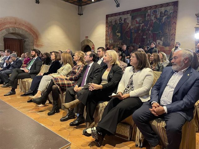 Las autoridades asistentes a la gala, durante el desarrollo de la misma.