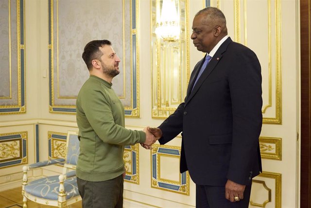 El presidente de Ucrania, Volodimir Zelenski (izquierda), y el secretario de Defensa de EEUU, Lloyd Austin (derecha)