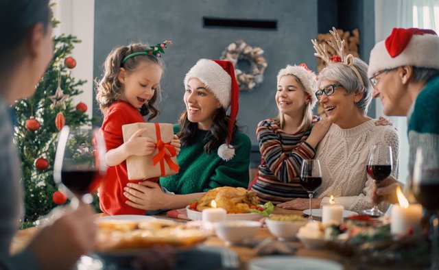 Archivo - Familia celebrando la Navidad