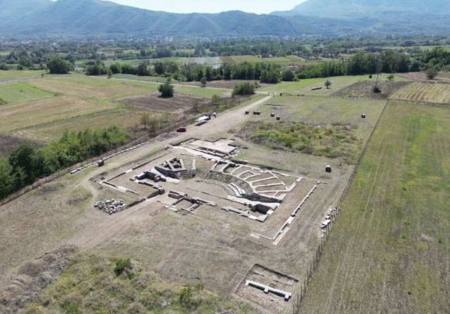 Vista de la excavación de Interamna Lirenas desde arriba y desde el Norte. Fotografía tomada en septiembre de 2023. En el centro se pueden observar los restos del teatro, con los restos de la basílica detrás.