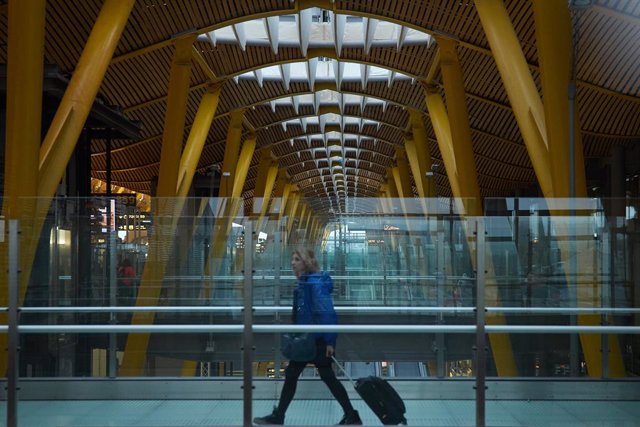 Un viajero en el Aeropuerto Adolfo Suárez-Madrid Barajas, a 10 de diciembre de 2023, en Madrid (España). 