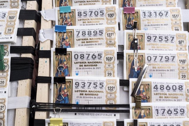 Archivo - Varios décimos de la administración de lotería Doña Manolita, a 2 de noviembre de 2021, en Madrid, (España). La madrileña administración de lotería Doña Manolita presenta importantes colas de espera para adquirir un número del Sorteo de la Loter