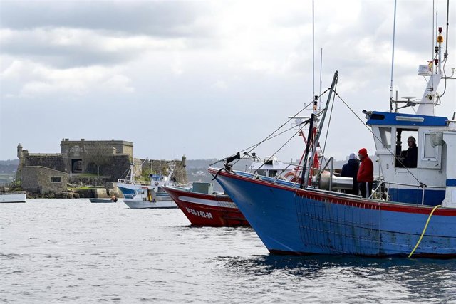 Archivo - Varios barcos de flota artesanal tras la convocatoria de paro por parte de la Federación Galega de Cofradías de Pescadores en la dársena de A Marina en A Coruña, Galicia (España), a 26 de marzo de 2021. El objetivo del paro es mostrar rechazo an