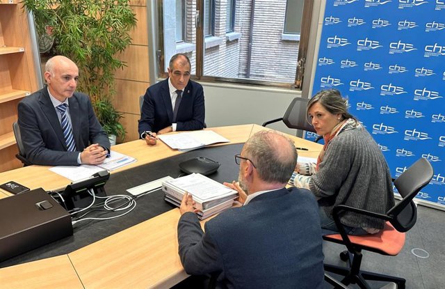 El subdirector de INTIA, Joaquín Puig, el consejero de Cohesión Territorial, Óscar Chivite, el director técnico de la CHE, Francisco José Hijós, y la presidenta de la CHE, María Dolores Pascual