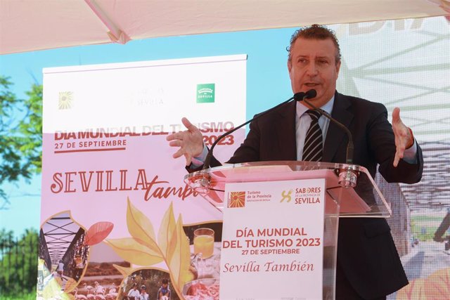 Archivo - El presidente de la Diputación, Javier Fernández, durante su intervención en la presentación de la campaña de promoción turística 'Sevilla también'. A 27 de septiembre de 2023, en Sevilla (Andalucía, España). 