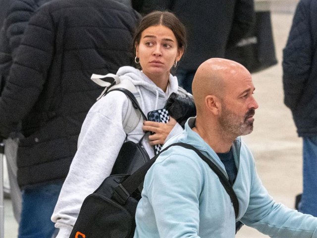 Laura Escanes y Jorge Ventosa llegan al aeropuerto tras una escapada a la nieve