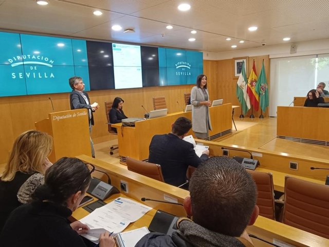 Sesión informativa con los ayuntamientos sobre criterios de reparto del 'Más Sevilla', celebrada en la Diputación.