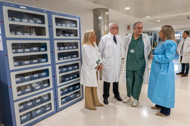 Visita a uno de los nuevos sistemas para dispensar medicamentos.