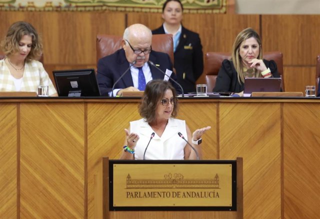 Archivo - La consejera de Salud y Consumo, Catalina García, en una foto de archivo en el Pleno del Parlamento de Andalucía.