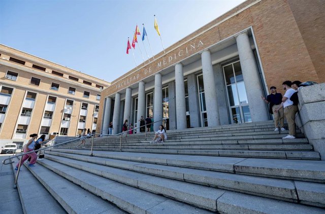 Archivo - Varias personas en el exterior de la Facultad de Medicina 