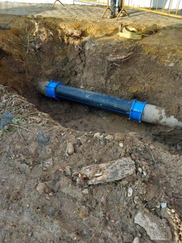 Tubería ya arreglada después de haber reventado, lo que ha dejado a Lora del Río (Sevilla) sin agua durante trece horas.
