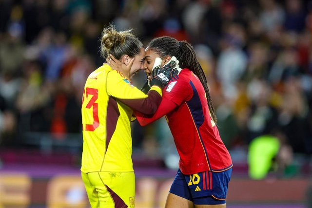 Archivo - Cata Coll celebra con Salma Paralluelo la conquista el Mundial de Australia y Nueva Zelanda con la selección española