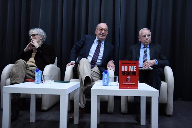 (I-D) El periodista Álvaro Delgado Gal; el exsecretario general del Partido Socialista de Euskadi, Nicolás Redondo Terreros, y el exvicepresidente del Gobierno, Alfonso Guerra, durante la presentación del libro 'No me resigno. Populismo, Nacionalismo y lo