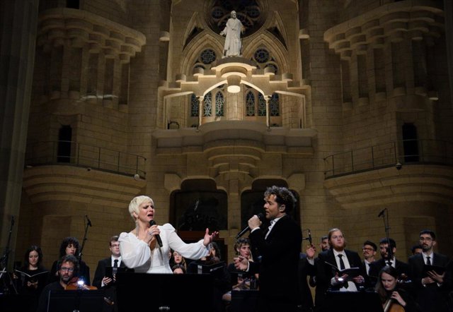 Pasión Vega y David Bisbal actúan en la misa criolla 'Unidos por la paz' en solidaridad con Ucrania, en la Sagrada Familia de Barcelona.