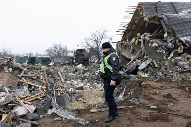 Un agente de Policía ante un cráter creado por un misil ruso en Kiev