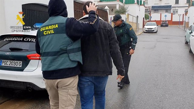 Momento de la detención de uno de los jóvenes acusados de grabar y difundir imágenes íntimas de sus amigas.