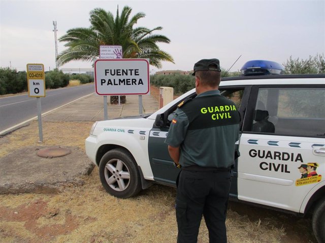 Archivo - Una patrulla de la Guardia Civil en Fuente Palmera