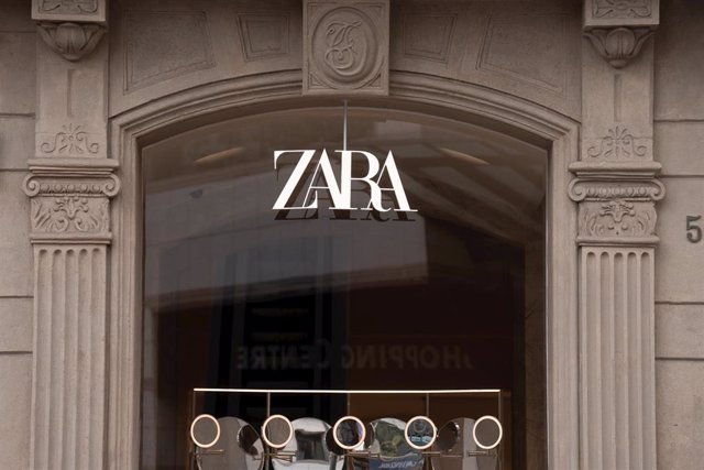 Archivo - Una tienda de la franquicia Zara en Barcelona