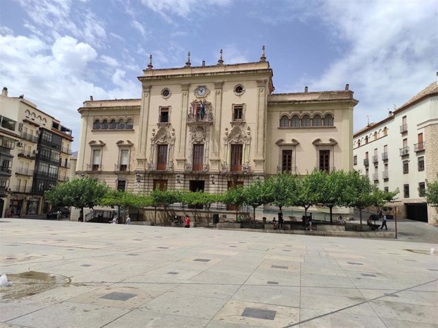 Archivo - Fachada del ayuntamiento de Jaén desde la plaza de Santa María.
