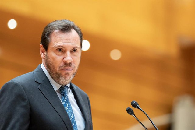 El ministro de Transportes y Movilidad Sostenible, Óscar Puente, interviene durante una sesión plenaria del Senado