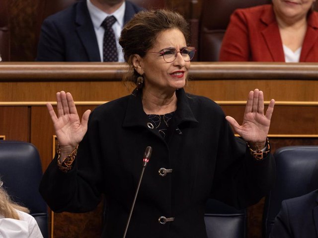 La vicepresidenta cuarta y ministra de Hacienda y Función Pública, María Jesús Montero, interviene durante una sesión de control al Gobierno, en el Congreso de los Diputados, a 13 de diciembre de 2023, en Madrid (España). 