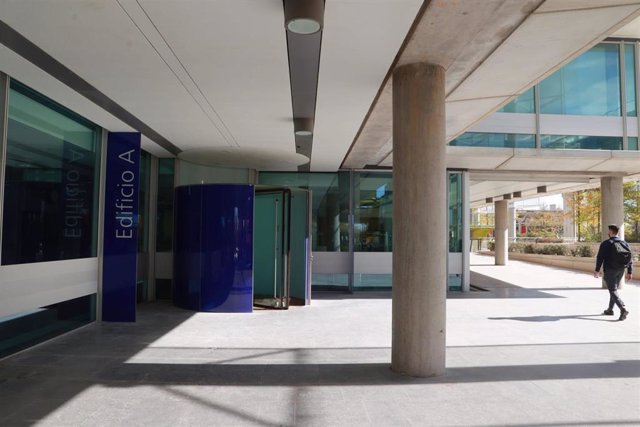 Entrada al edificio A de la nueva Ciudad de la Justicia de Sevilla en Palmas Altas.