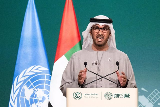  El sultan Ahmed Al-Jaber, presidente de la COP28), interviene en la conferencia del clima. 