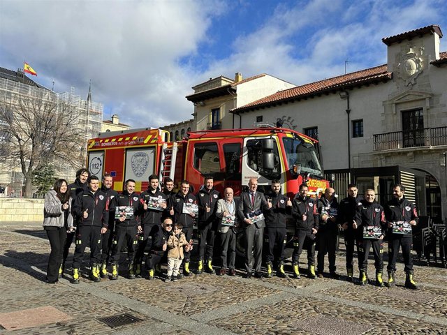Los Bomberos de León dedican su calendario solidario al pequeño Darío, diagnosticado con una enfermedad ultrarrara .
