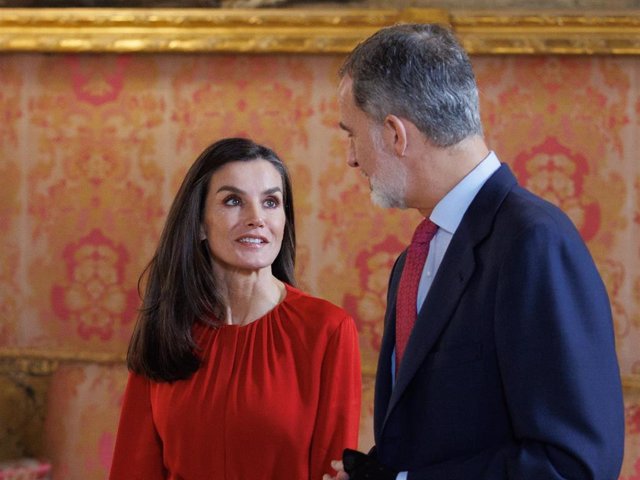 El Rey Felipe VI y la Reina Letizia a su llegada a la reunión del Patronato de la Fundación Princesa de Girona, en el Palacio Real, a 13 de diciembre de 2023, en Madrid (España).