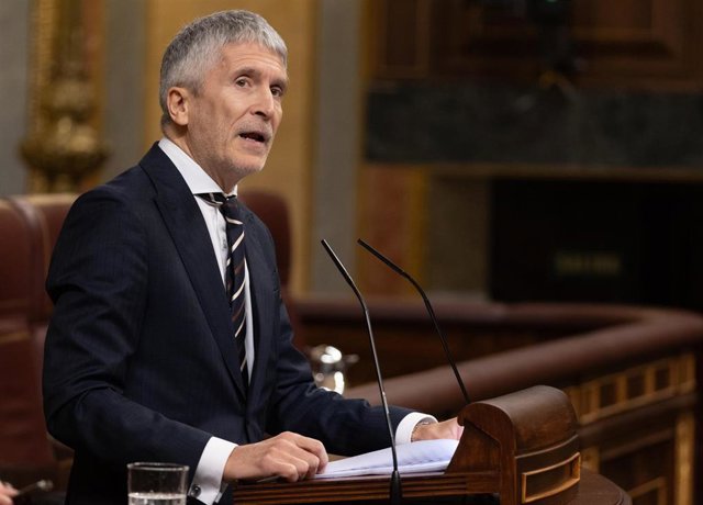 El ministro de Interior, Fernando Grande-Marlaska, interviene durante una sesión plenaria posterior a una sesión de control al Gobierno, en el Congreso de los Diputados, a 13 de diciembre de 2023, en Madrid (España). 