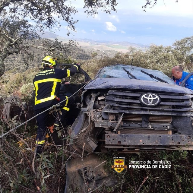 Rescatado un conductor en Cádiz tras caer por un barranco debido al mal estado del suelo por la lluvia