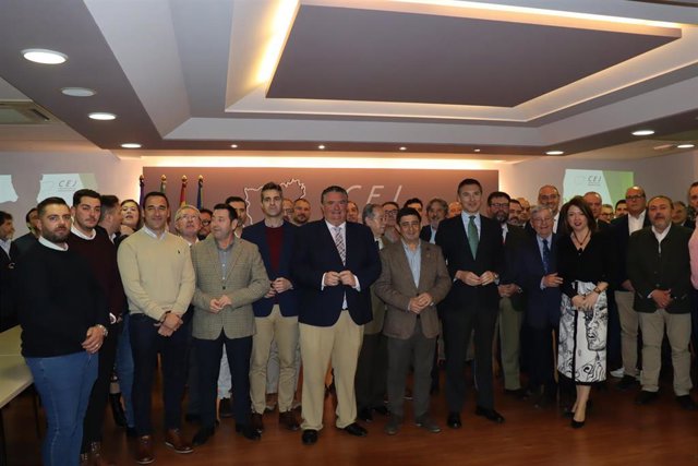 González y Reyes, en el centro, en el encuentro con empresarios.