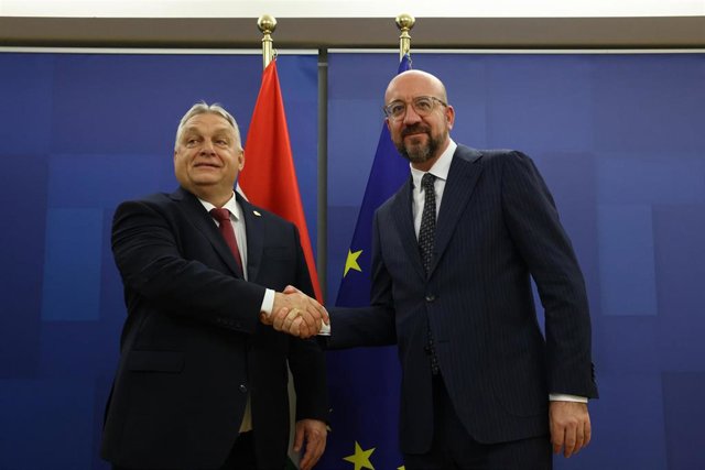 El primer ministro de Hungría, Viktor Orbán, y el presidente del Consejo Europeo, Charles Michel, se saludan en Bruselas